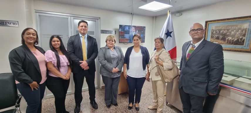 Un grupo de profesionales acompañó la presentación del anteproyecto en la Asamblea Nacional. Un grupo de profesionales acompañó la presentación del anteproyecto en la Asamblea Nacional.
