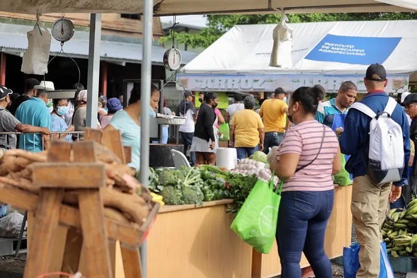 Panameños buscan productos para la cena de fin de año.