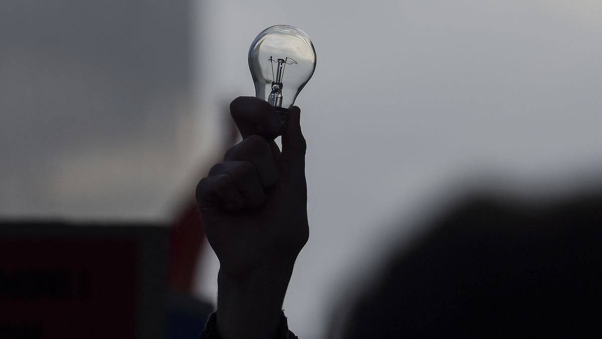 La mañana de este martes 28 de abril, pasada las 7:30 a.m. se registró un nuevo apagón parcial en varios sectores del país. Las empresas de distribución eléctrica de Panamá, confirmaron el evento en en el Sistema Integrado Nacional (SIN).