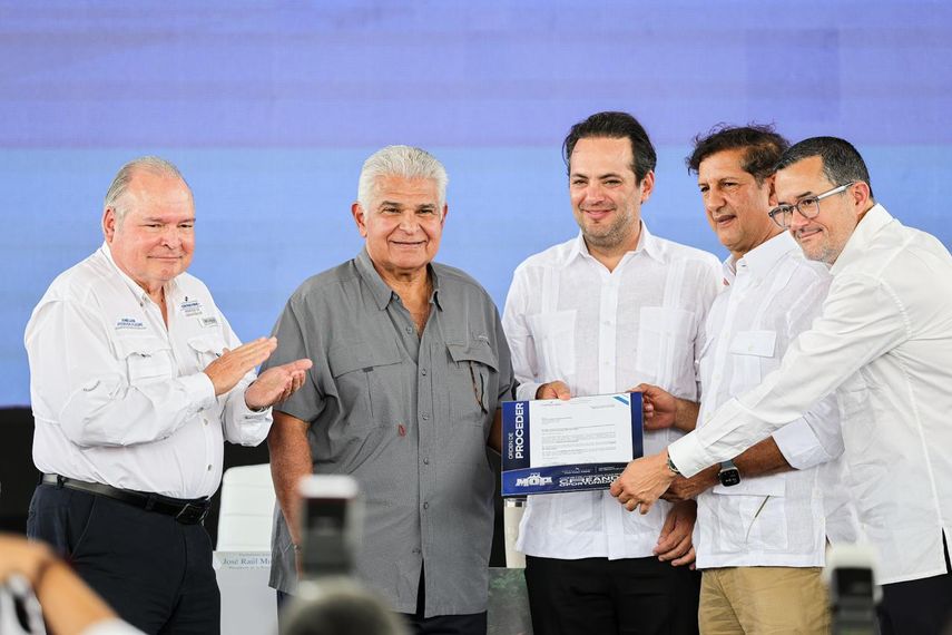Mulino entrega orden de proceder para la rehabilitación de la vía Panamericana Oeste