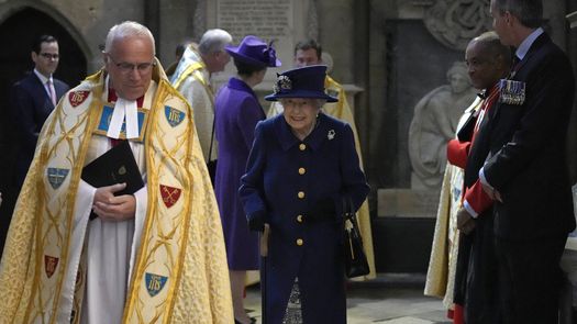 Reina Isabel II no asistirá a la tradicional misa del Jueves Santo