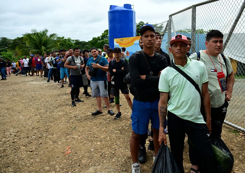 Un grupo de 109 migrantes, de los 299 deportados por Estados Unidos que se encontraban en un céntrico hotel de Panamá, fueron trasladados anoche a un albergue en la provincia del Darién, donde se ubica la selva homónima que hace de frontera natural con Colombia. Un grupo de 109 migrantes, de los 299 deportados por Estados Unidos que se encontraban en un céntrico hotel de Panamá, fueron trasladados anoche a un albergue en la provincia del Darién, donde se ubica la selva homónima que hace de frontera natural con Colombia.