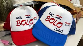 Gorras y camisetas con el nombre del contralor Anel Flores.