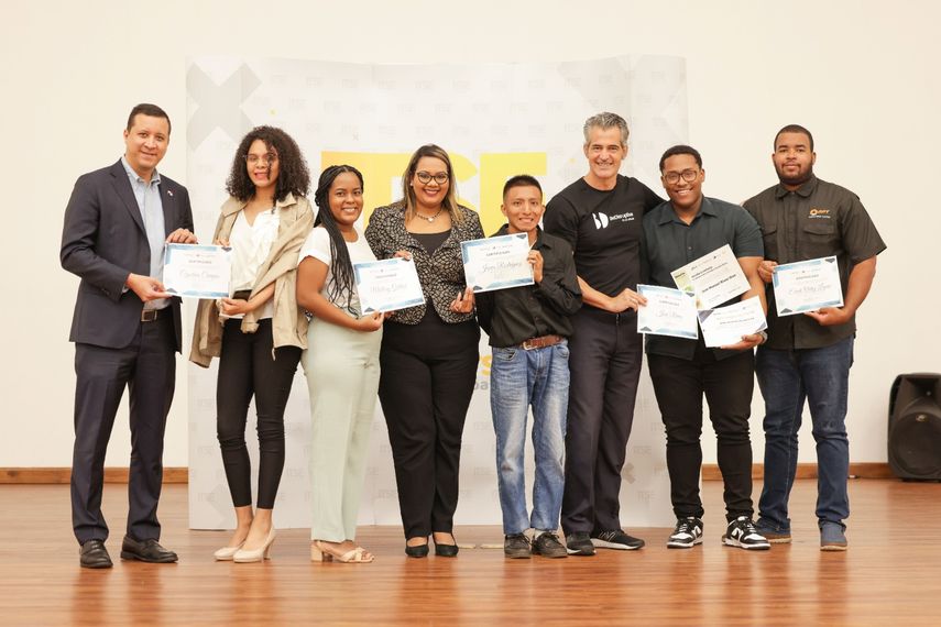Los jóvenes beneficiados con este programa en Ciberseguridad posan orgullosos con su certificación. Los jóvenes beneficiados con este programa en Ciberseguridad posan orgullosos con su certificación.