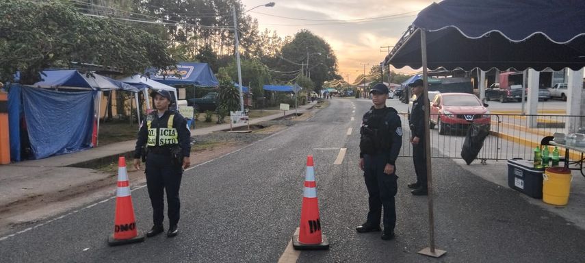 La Policía Nacional ha dispuesto de tres entradas de acceso a la Basílica Menor Jesús Nazareno. La Policía Nacional ha dispuesto de tres entradas de acceso a la Basílica Menor Jesús Nazareno.