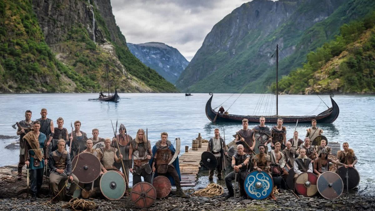 Los jugadores y cuerpo técnico de la selección noruega de fútbol han posado vestidos como vikingos en una foto tomada en un fiordo de ese país nórdico y difundida a una semana del comienzo del Mundial 2026. Los jugadores y cuerpo técnico de la selección noruega de fútbol han posado vestidos como vikingos en una foto tomada en un fiordo de ese país nórdico y difundida a una semana del comienzo del Mundial 2026.