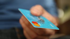 Consumidores reducen el número de tarjetas de crédito y aumentan deuda