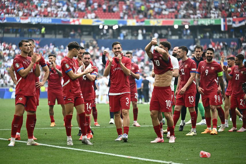 Serbia amenaza con irse de la Eurocopa por cánticos hostiles