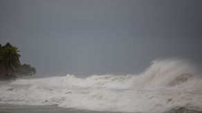 EE.UU. ordena evacuaciones en Carolina del Norte por dramático aumento del huracán Erin