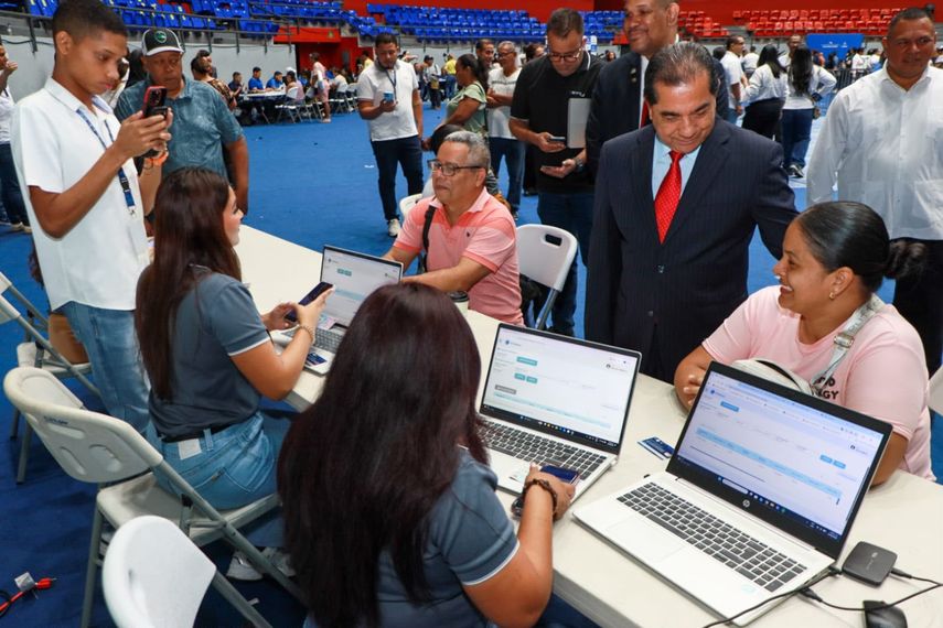 Ifarhu y Meduca inician entrega de tarjetas PUNCH del PASE-U para Panamá Centro