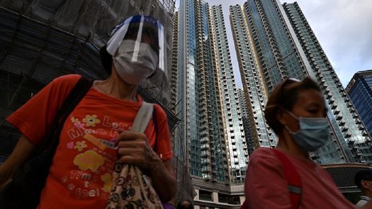 Hong Kong confina a miles de personas por variante ómicron