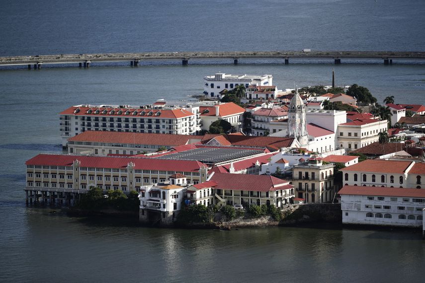 El Gobierno de Panamá informó este martes que volverá a solicitar la inscripción en la lista de Patrimonio Mundial de la Unesco de la Ruta Colonial Transístmica, un conjunto de construcciones históricas que unen al Pacífico con el Caribe panameño. El Gobierno de Panamá informó este martes que volverá a solicitar la inscripción en la lista de Patrimonio Mundial de la Unesco de la Ruta Colonial Transístmica, un conjunto de construcciones históricas que unen al Pacífico con el Caribe panameño.