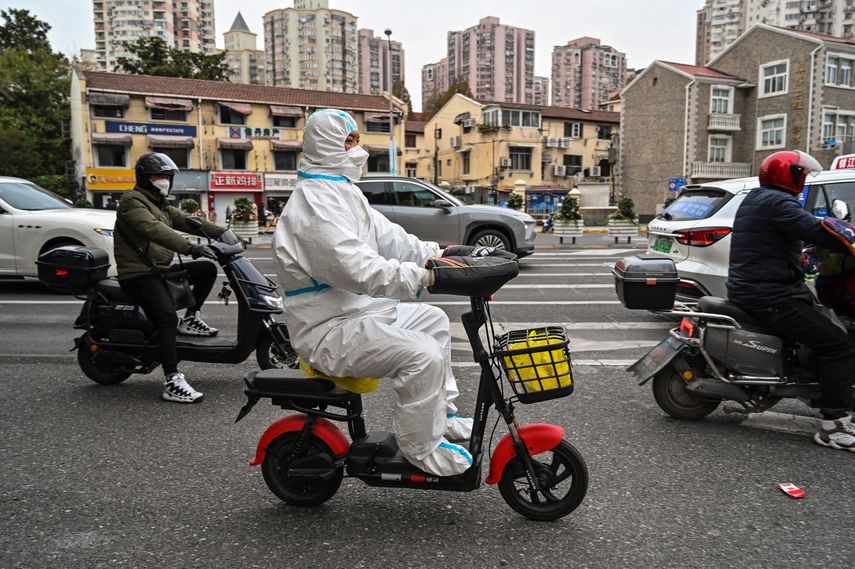 China aseguró este miércoles que no registró un solo muerto de covid-19 la víspera, tras cambiar los criterios para definir los fallecimientos por el coronavirus, a pesar de una oleada de infecciones en el país.