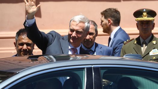 El Presidente electo de Chile, José Antonio Kast, calificó el martes de narcodictador a Nicolás Maduro, y dijo que las advertencias del líder venezolano sobre sus políticas migratorias le tienen sin cuidado. El Presidente electo de Chile, José Antonio Kast, calificó el martes de narcodictador a Nicolás Maduro, y dijo que las advertencias del líder venezolano sobre sus políticas migratorias le tienen sin cuidado.