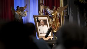 Argentina conmemorará este martes el primer aniversario de la muerte del papa Francisco con misas, caravanas y actos en distintos puntos del país, en una jornada que tendrá como epicentro la ciudad de Luján, en Buenos Aires, en la que se prevé la participación de funcionarios del Gobierno de Javier Milei y otras autoridades políticas, sindicales y religiosas.&nbsp;