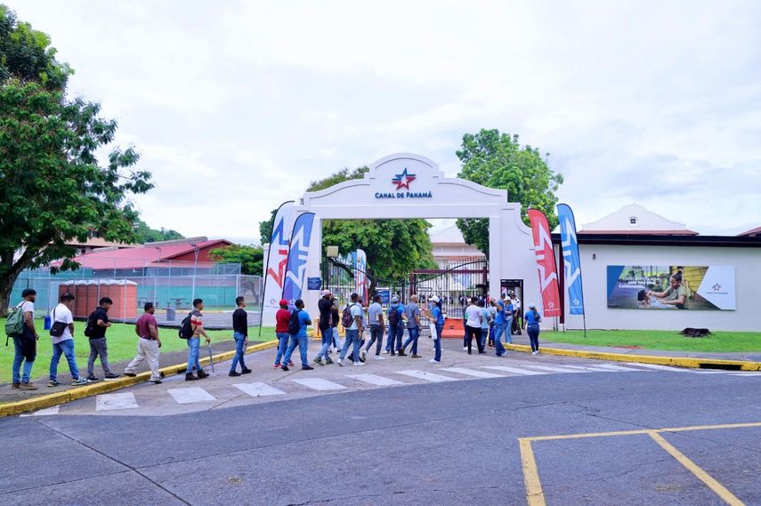 Canal de Panamá concluye feria de empleo para áreas operativas