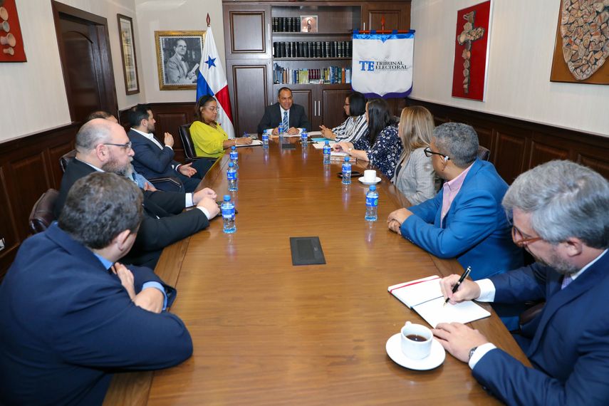 El equipo observadores en media de una reunión con los magistrados del Tribuna Electoral. El equipo observadores en media de una reunión con los magistrados del Tribuna Electoral.