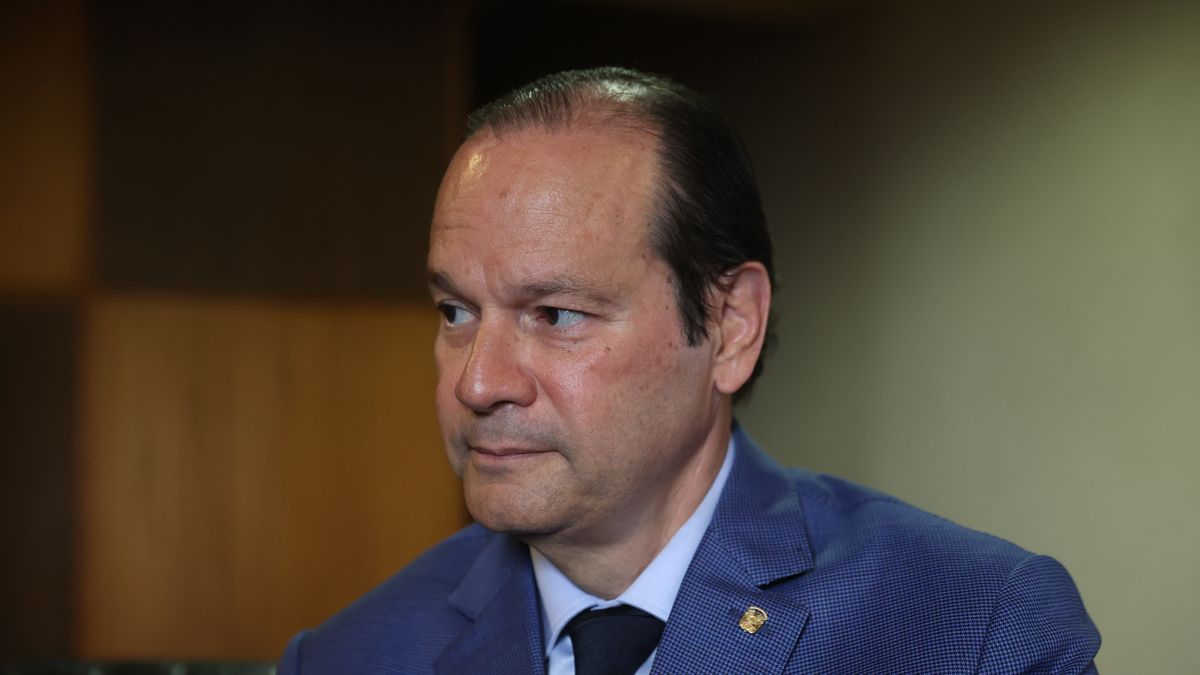 El canciller de Panamá, Javier Martínez-Acha, rechazó el uso del estrecho de Ormuz con fines geopolíticos, al tiempo que se mostró esperanzado en que la tregua temporal alcanzada entre EE.UU. e Irán se transforme en una solución que ponga fin a la guerra de forma permanente y normalice el tránsito en la importante vía marítima. El canciller de Panamá, Javier Martínez-Acha, rechazó el uso del estrecho de Ormuz con fines geopolíticos, al tiempo que se mostró esperanzado en que la tregua temporal alcanzada entre EE.UU. e Irán se transforme en una solución que ponga fin a la guerra de forma permanente y normalice el tránsito en la importante vía marítima.