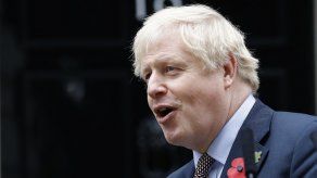Johnson compara a su rival laborista con Stalin al iniciar la campaña electoral