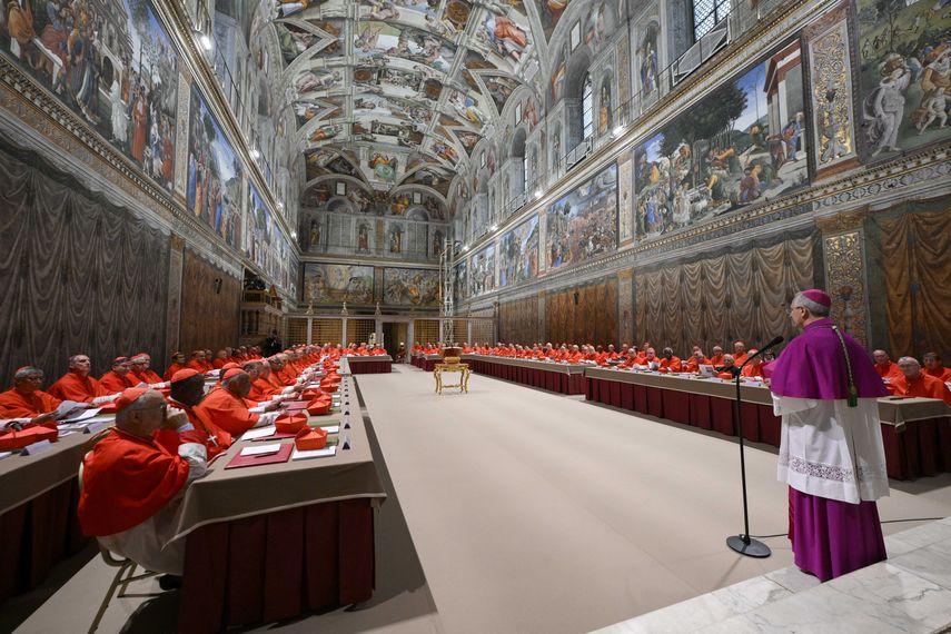 El humo es apenas imperceptible para las 50.000 personas que tienen clavada su vista en la pequeña chimenea cilíndrica, el único contacto con los cardenales que deciden el futuro de la Iglesia católica en la elección del nuevo papa en el cónclave. El humo es apenas imperceptible para las 50.000 personas que tienen clavada su vista en la pequeña chimenea cilíndrica, el único contacto con los cardenales que deciden el futuro de la Iglesia católica en la elección del nuevo papa en el cónclave.