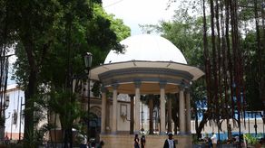 Entre calles de nombres enigmáticos, avenidas marcadas por hitos históricos y espacios públicos cargados de simbolismo, el centro histórico de Ciudad de Panamá revela una identidad forjada tanto por hechos documentados como por relatos donde conviven mito y construcción de identidad nacional.