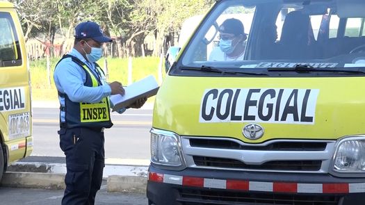 Los buses colegiales deben pasar por la inspección de la ATTT para poder transportar a estudiantes antes del inicio de clases.