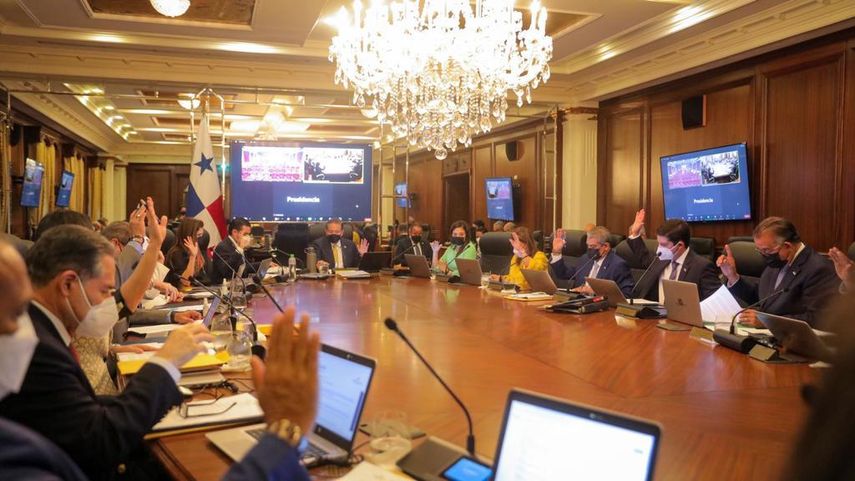 Gobierno recortó viáticos, viajes e hizo descuento de salarios