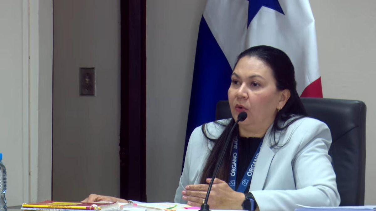 La jueza Baloísa Marquínez anunció que la audiencia ordinaria del juicio por el caso Odebrecht se mantendrá hasta mañana jueves, fecha en la que continuará la presentación de pruebas extraordinarias por parte de la Fiscalía Anticorrupción, antes de decretar un receso para que las defensas puedan revisar el material probatorio. La jueza Baloísa Marquínez anunció que la audiencia ordinaria del juicio por el caso Odebrecht se mantendrá hasta mañana jueves, fecha en la que continuará la presentación de pruebas extraordinarias por parte de la Fiscalía Anticorrupción, antes de decretar un receso para que las defensas puedan revisar el material probatorio.