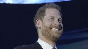 El príncipe Enrique asegura que quiere reconciliarse con su familia y pasar página de los conflictos del pasado en una entrevista publicada este martes por la revista GQ, en la que también habló del duelo por la muerte hace tres décadas de su madre, Diana de Gales, y de cómo mantiene vivo su recuerdo.
