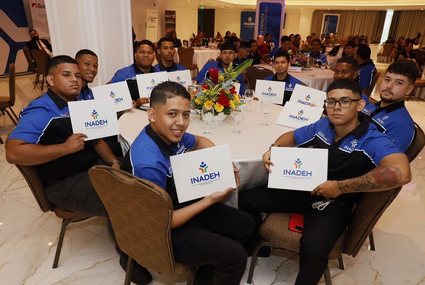 Unos 20 jóvenes se graduaron en mecánica automotriz en programa del Inadeh