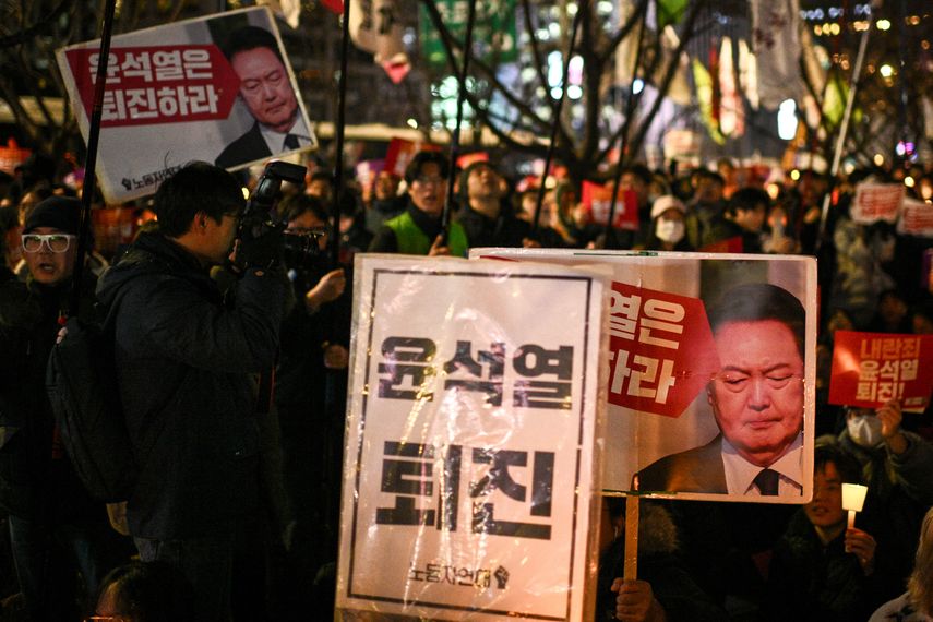 El destituido presidente de Corea del Sur, Yoon Suk Yeol rechazó este lunes las citaciones judiciales para declarar en la causa en su contra por su fallido intento de imponer una ley marcial, que le valió la suspensión del cargo. El destituido presidente de Corea del Sur, Yoon Suk Yeol rechazó este lunes las citaciones judiciales para declarar en la causa en su contra por su fallido intento de imponer una ley marcial, que le valió la suspensión del cargo. 