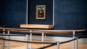 Una protegida Gioconda recibe un tartazo en el Louvre