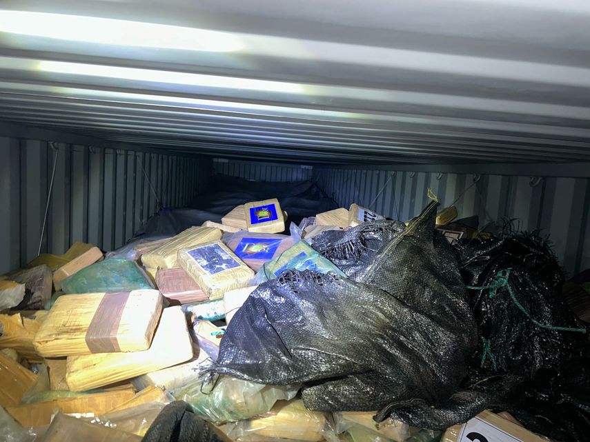 Las autoridades de Panamá informaron este miércoles del decomiso de 1.488 paquetes de droga hallados en un contenedor que tenía como destino final Bélgica. Las autoridades de Panamá informaron este miércoles del decomiso de 1.488 paquetes de droga hallados en un contenedor que tenía como destino final Bélgica.