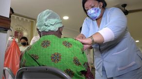 Aplican dosis de refuerzos a adultos mayores en El Chorrillo