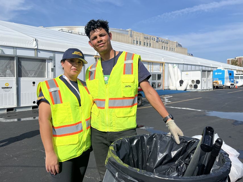 De Darién a la fiesta de Kamala Harris: los migrantes que recogen confeti de la convención