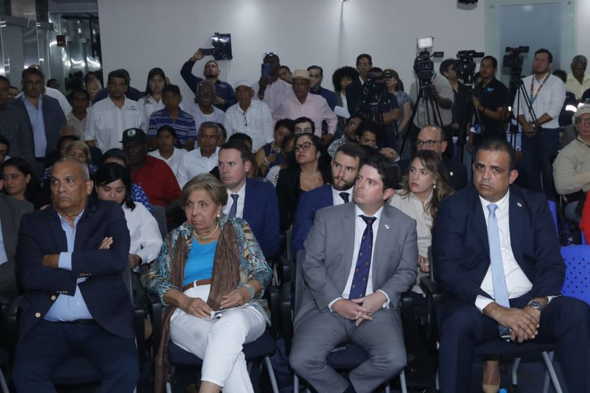 La Comisión de Comercio y Asuntos Económicos de la Asamblea Nacional (AN) aprobó la metodología para el primer debate del Proyecto 1043, que establece el Contrato Ley entre el Estado y Minera Panamá. La Comisión de Comercio y Asuntos Económicos de la Asamblea Nacional (AN) aprobó la metodología para el primer debate del Proyecto 1043, que establece el Contrato Ley entre el Estado y Minera Panamá.
