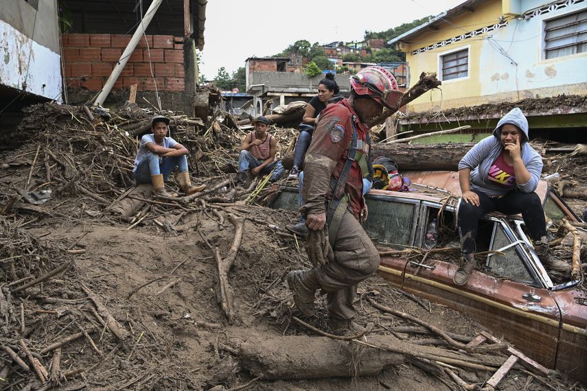 Al menos tres personas, entre ellas dos niños, fallecieron este miércoles en una zona costera de Venezuela producto de las intensas lluvias que han causado desastres en varias regiones del país durante las últimas semanas.