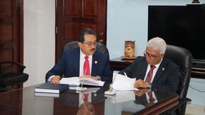 Franklin De Gracia González asumió como decano de la Facultad de Ciencias de la Educación.