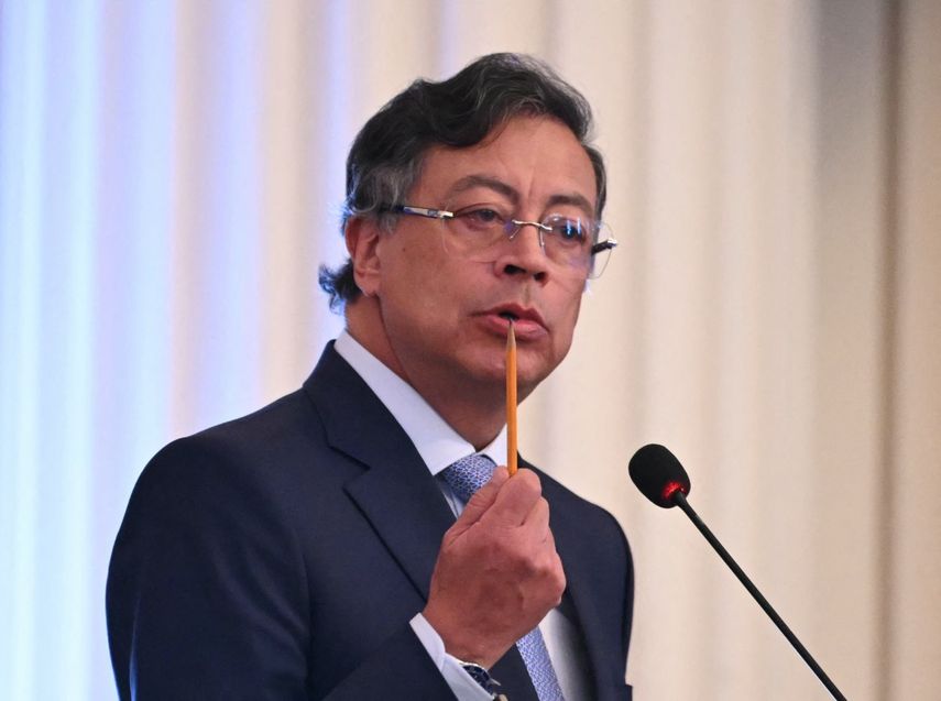 Petro pone en duda causas de accidente aéreo militar en Colombia