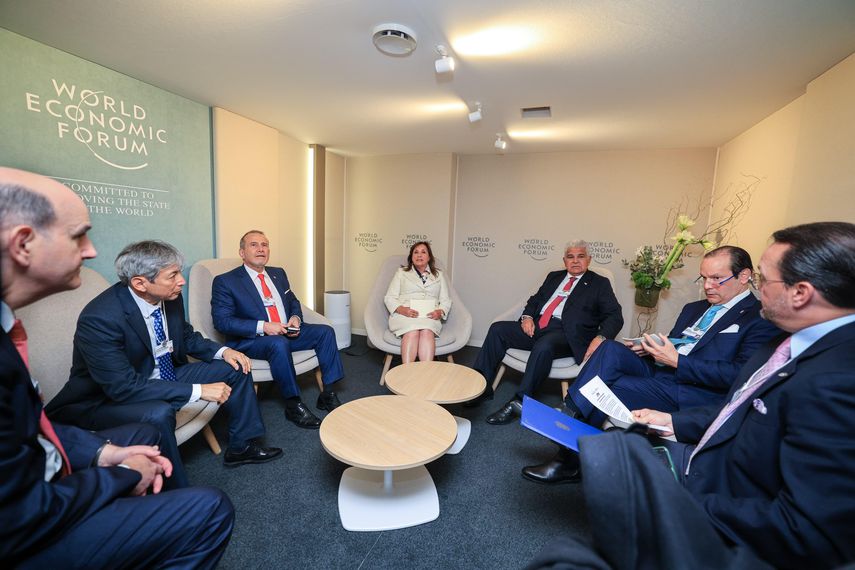 El presidente de Panamá, José Raúl Mulino, sostuvo una reunión bilateral con la presidenta de Perú, Dina Boluarte Zegarra, en la que acordaron estrechar los lazos comerciales y fiscales, fortalecer la cooperación en áreas estratégicas como la seguridad y reforzar los vínculos históricos entre ambos países. El presidente de Panamá, José Raúl Mulino, sostuvo una reunión bilateral con la presidenta de Perú, Dina Boluarte Zegarra, en la que acordaron estrechar los lazos comerciales y fiscales, fortalecer la cooperación en áreas estratégicas como la seguridad y reforzar los vínculos históricos entre ambos países.