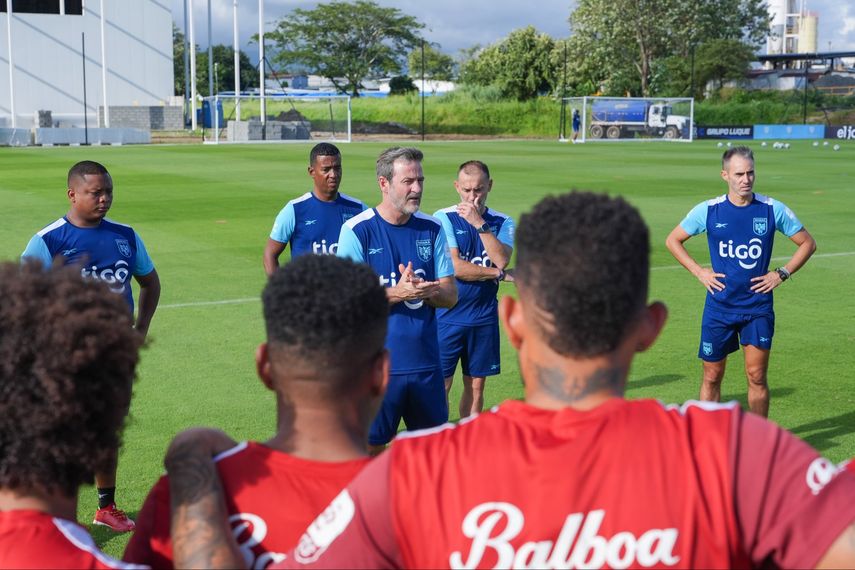 La selección de fútbol de Panamá buscará este martes ante la de Surinam un triunfo que le permita adueñarse del primer lugar del Grupo A en la fase final de las eliminatorias de la Concacaf al Mundial 2026 y mantener intacta su aspiración de clasificarse. La selección de fútbol de Panamá buscará este martes ante la de Surinam un triunfo que le permita adueñarse del primer lugar del Grupo A en la fase final de las eliminatorias de la Concacaf al Mundial 2026 y mantener intacta su aspiración de clasificarse.
