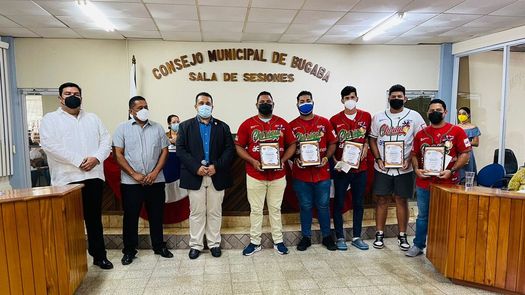 Homenajean a beisbolistas campeones del Béisbol Mayor