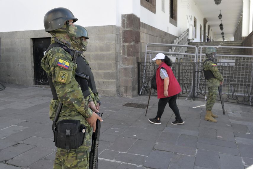 La violencia política en Ecuador se recrudece a pocas semanas del balotaje presidencial el 15 de octubre, con los asesinatos de un candidato al Ejecutivo, un alcalde, un aspirante a diputado y un dirigente local del correísmo. La violencia política en Ecuador se recrudece a pocas semanas del balotaje presidencial el 15 de octubre, con los asesinatos de un candidato al Ejecutivo, un alcalde, un aspirante a diputado y un dirigente local del correísmo.