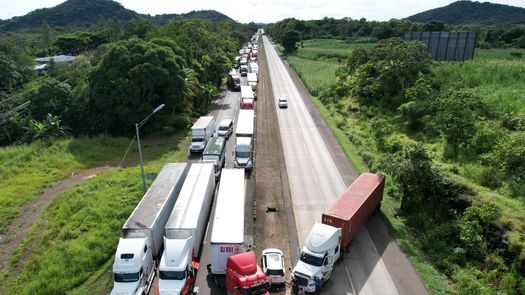 Cierres de vías continúan en varias provincias pese a primeros acuerdos entre gobierno e indígenas