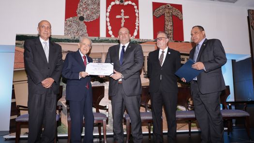 Magistrados del Tribunal Electoral condecoran con medalla a Luis H. Moreno