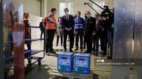 Vacunas llegan a una UE semiconfinada y miedosa ante nueva cepa del virus