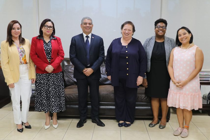 Minsa recibe a embajadora de EEUU, Mari Carmen Aponte