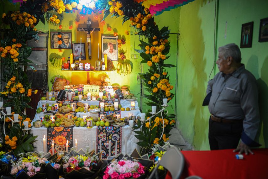 Flores, cráneos y recuerdos: así se vive el Día de Muertos en México