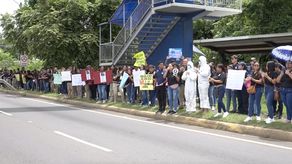 Este lunes los estudiantes se manifestaron con pancartas y gritando consignas a orillas de la acera en una de las entradas de la UNACHI, cerca a la carretera interamericana en David.