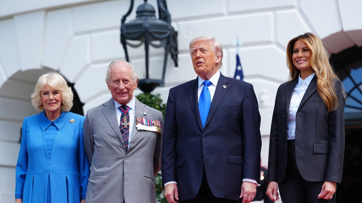 El presidente de Estados Unidos, Donald Trump, recibió nuevamente este jueves en la Casa Blanca a los reyes Carlos III y Camila, del Reino Unido, para despedirlos oficialmente en el ultimo día de su visita de Estado, una jornada en la que también viajarán al cercano estado de Virginia. El presidente de Estados Unidos, Donald Trump, recibió nuevamente este jueves en la Casa Blanca a los reyes Carlos III y Camila, del Reino Unido, para despedirlos oficialmente en el ultimo día de su visita de Estado, una jornada en la que también viajarán al cercano estado de Virginia.